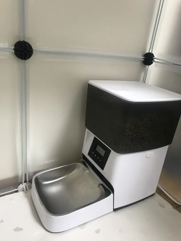 Single automatic pellet feeder setup in the rabbit enclosure